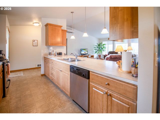 867 N SUMMERWOOD St, Roseburg, OR 97471