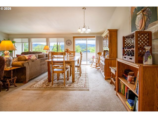 867 N SUMMERWOOD St, Roseburg, OR 97471