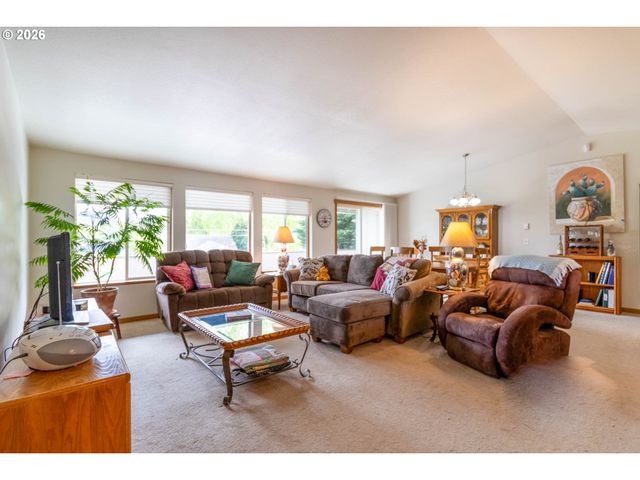 867 N SUMMERWOOD St, Roseburg, OR 97471