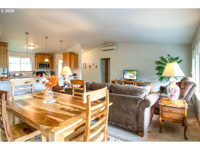 867 N SUMMERWOOD St, Roseburg, OR 97471
