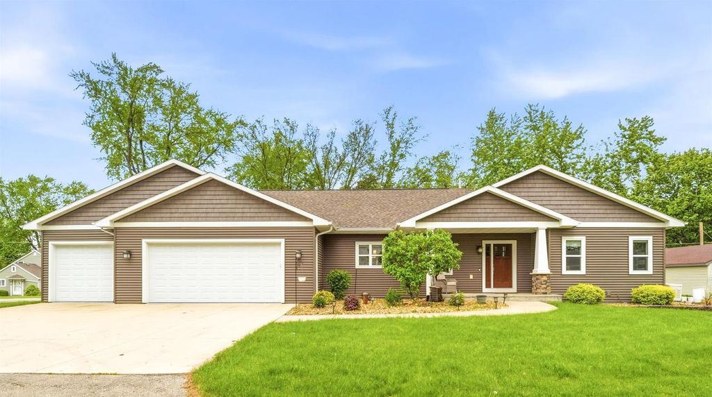 3810 APPLE LANE, Oshkosh, WI 54902