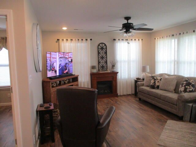 504 ADDIE LN, Centralia, MO 65240