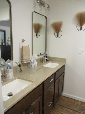 504 ADDIE LN, Centralia, MO 65240