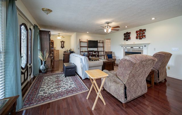 205 Meadowlark Ct, Dickson, TN 37055