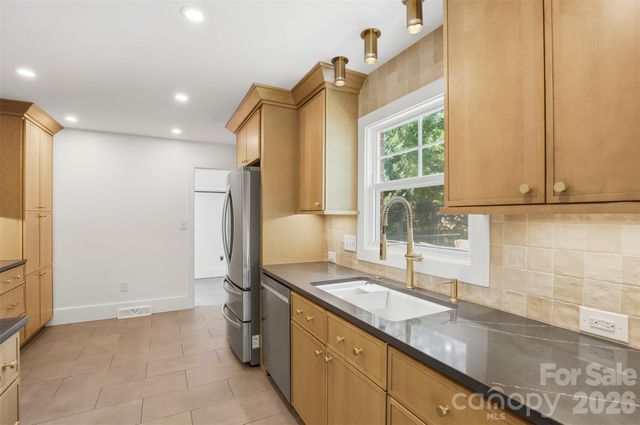 7735 Surreywood Place, Charlotte, NC 28270