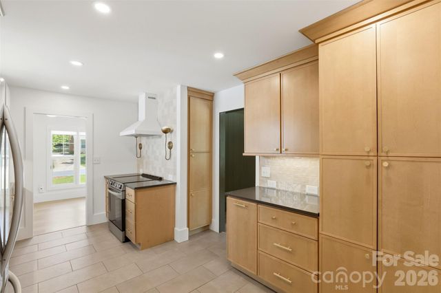 7735 Surreywood Place, Charlotte, NC 28270