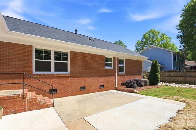 7735 Surreywood Place, Charlotte, NC 28270