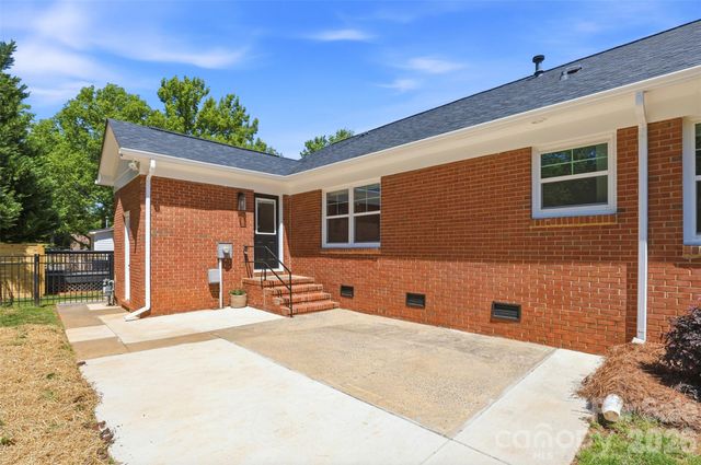 7735 Surreywood Place, Charlotte, NC 28270