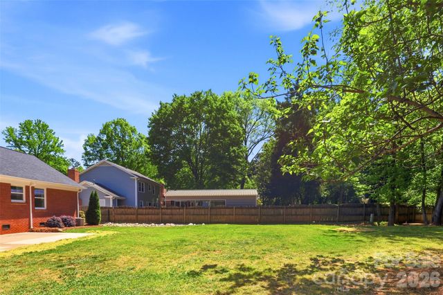 7735 Surreywood Place, Charlotte, NC 28270