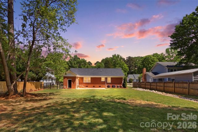 7735 Surreywood Place, Charlotte, NC 28270