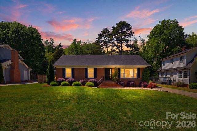 7735 Surreywood Place, Charlotte, NC 28270