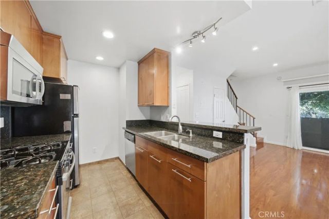 1554 N Hobart 2, Los Angeles, CA 90027