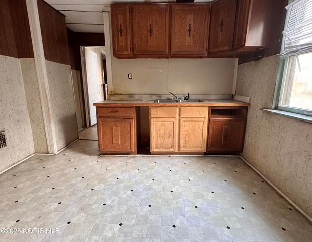 834 N Detroit Avenue, Toledo, OH 43607