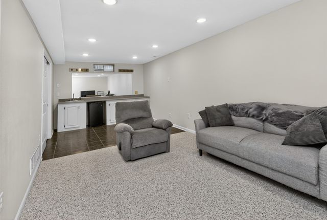 207 NW Seasons Drive, Ankeny, IA 50023