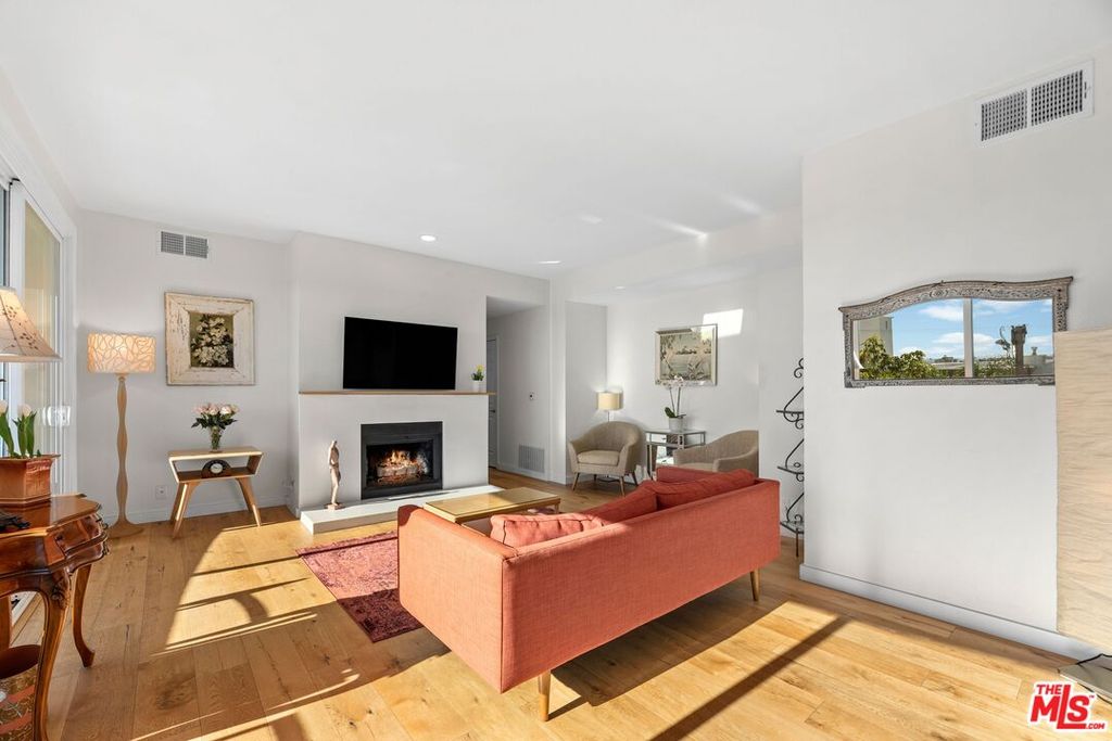 Image 1 of property listing at 11535 Rochester Ave, Los Angeles, CA 90025