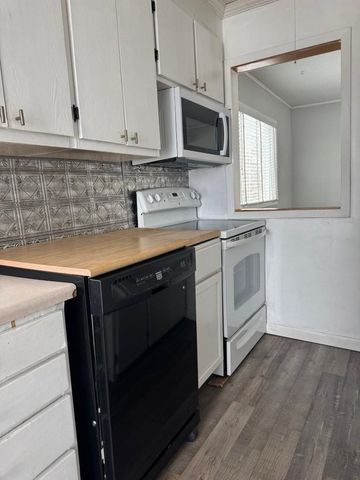 209 8th Ave SE, Minot, ND 58701