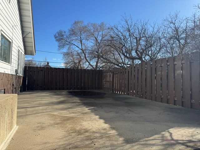 209 8th Ave SE, Minot, ND 58701