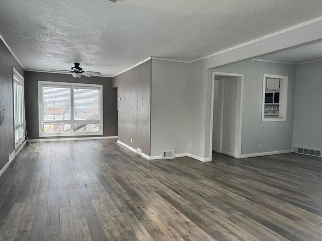 209 8th Ave SE, Minot, ND 58701