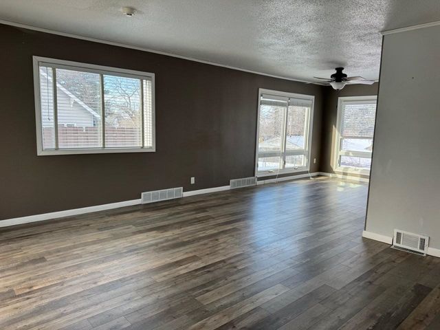 209 8th Ave SE, Minot, ND 58701