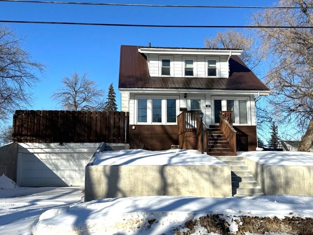 209 8th Ave SE, Minot, ND 58701