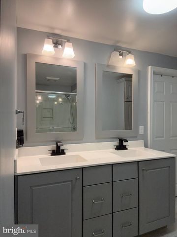 5 REGAL CT, Newark, DE 19713