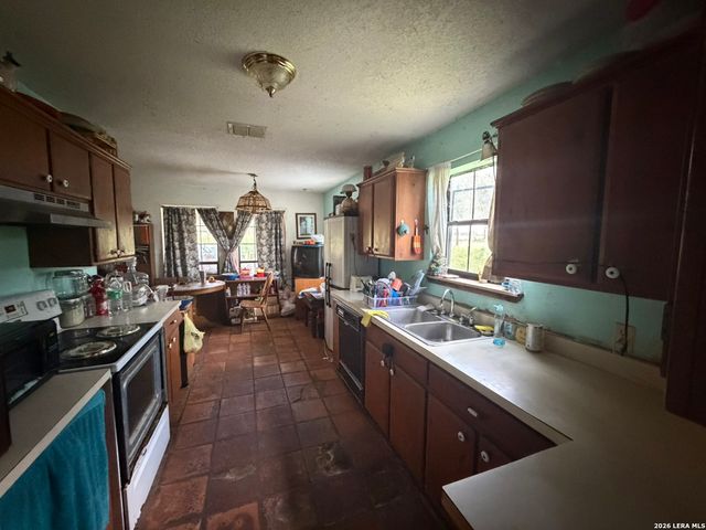 23798 MATHIS RD, Elmendorf, TX 78112