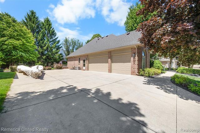 54501 Salem Drive, Shelby Twp, MI 48316