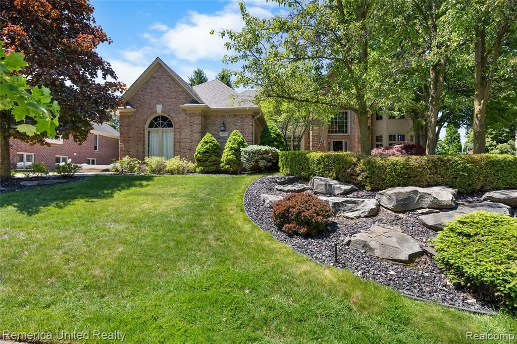 54501 Salem Drive, Shelby Twp, MI 48316
