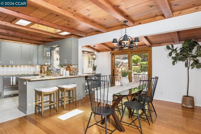 19 Valley Dr, Orinda, CA 94563