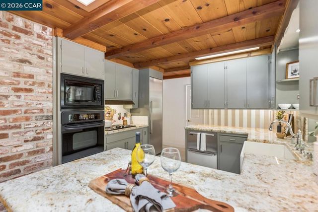 19 Valley Dr, Orinda, CA 94563