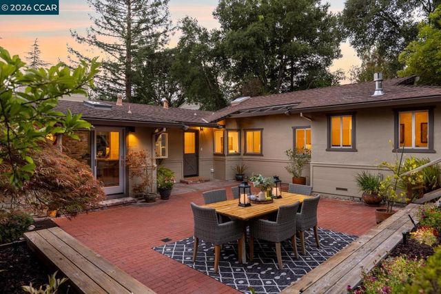 19 Valley Dr, Orinda, CA 94563