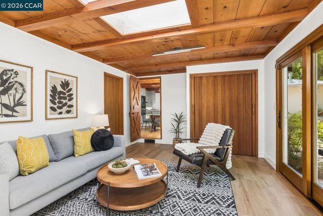 19 Valley Dr, Orinda, CA 94563