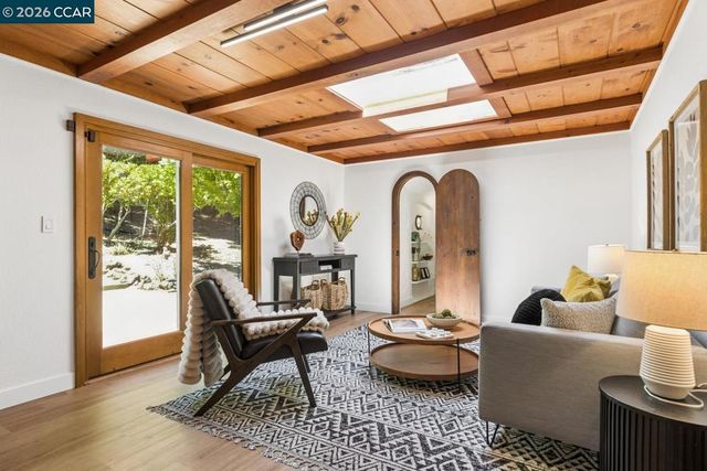 19 Valley Dr, Orinda, CA 94563