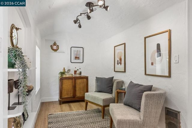19 Valley Dr, Orinda, CA 94563