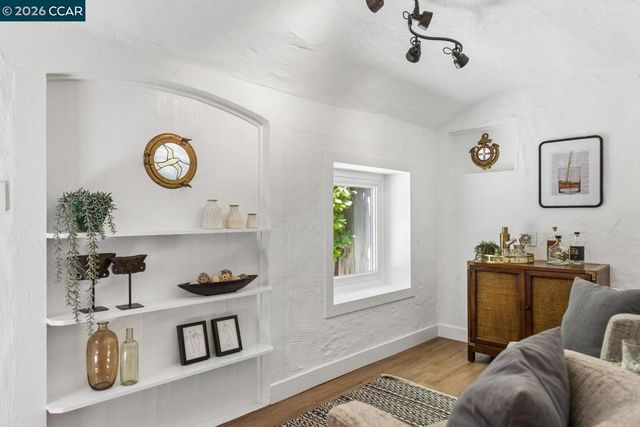19 Valley Dr, Orinda, CA 94563