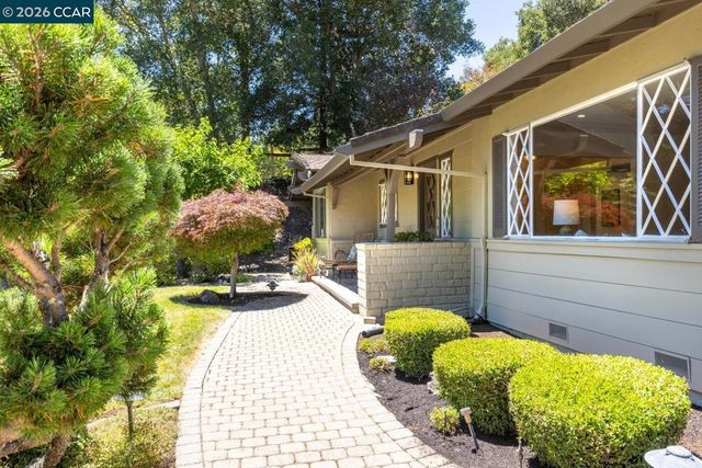 19 Valley Dr, Orinda, CA 94563