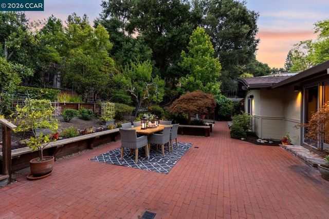 19 Valley Dr, Orinda, CA 94563