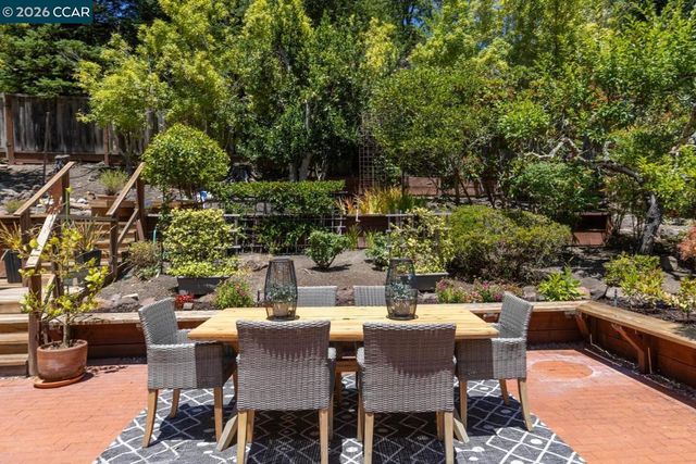 19 Valley Dr, Orinda, CA 94563