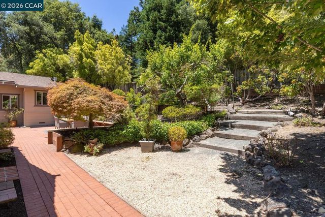 19 Valley Dr, Orinda, CA 94563
