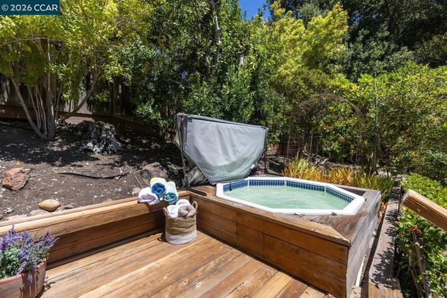 19 Valley Dr, Orinda, CA 94563