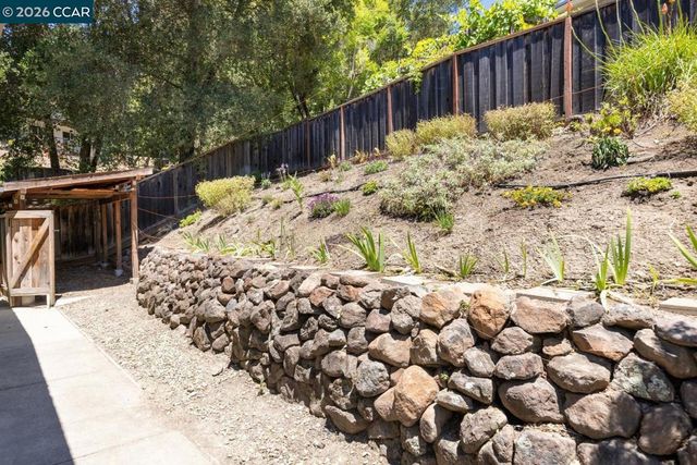 19 Valley Dr, Orinda, CA 94563