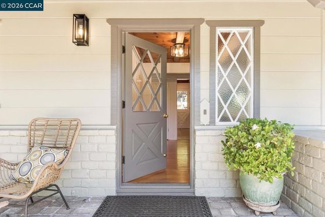 19 Valley Dr, Orinda, CA 94563