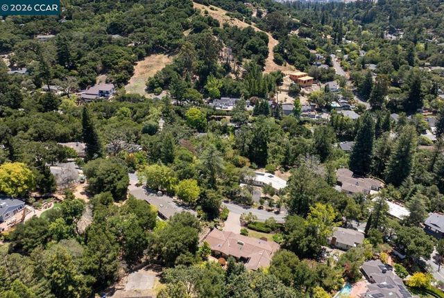 19 Valley Dr, Orinda, CA 94563