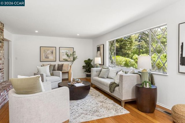 19 Valley Dr, Orinda, CA 94563