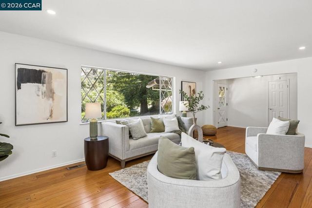 19 Valley Dr, Orinda, CA 94563