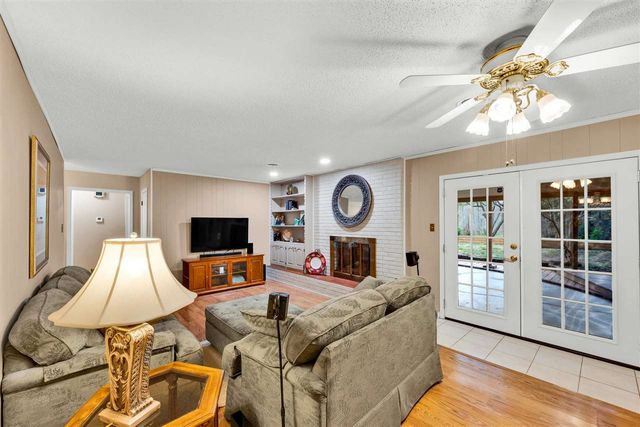 6914 NW Eisenhower Dr, Lawton, OK 73505