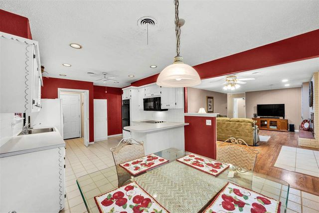 6914 NW Eisenhower Dr, Lawton, OK 73505