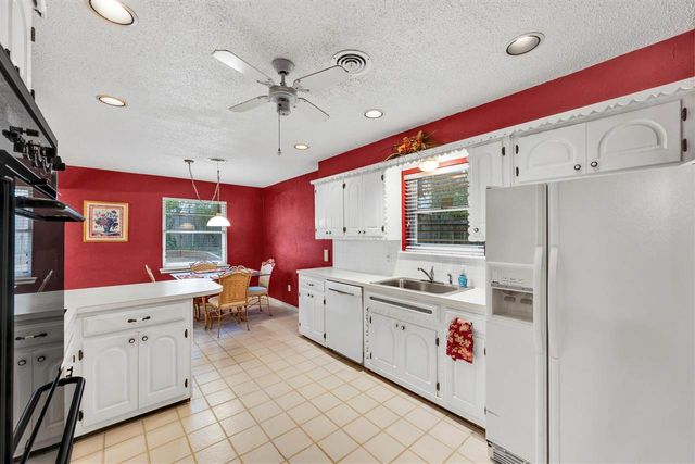 6914 NW Eisenhower Dr, Lawton, OK 73505