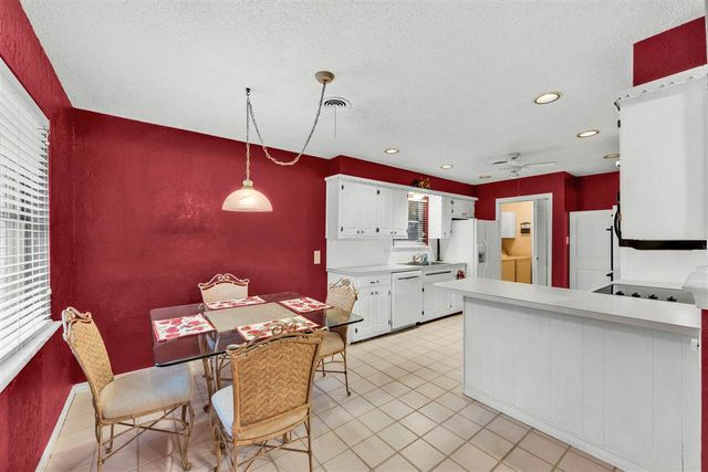 6914 NW Eisenhower Dr, Lawton, OK 73505