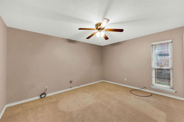 6914 NW Eisenhower Dr, Lawton, OK 73505